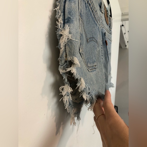 Vintage Highwaisted Levi’s Shorts Daisy Dukes Distressed Denim Jean Shorts - Picture 5 of 6